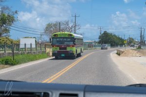 Verkehr in Belize: Geteerte Landstraßen und Schulbusse als Überlandbusse