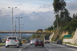 Ecuador hat wirklich moderne Straßen, im Hintergrund schaut der Cotopaxi aus den Wolken