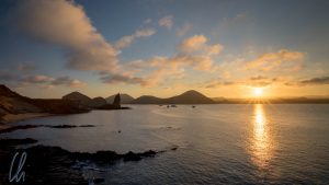 Sonnenuntergang über der Insel San Bartolome mit Pinnacle Rock
