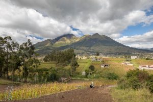Ländliches Ecuador. Im Hintergrund der Volcuán Imbabura (4609m)