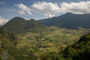 Blick in den Pululahua Krater. Der Berg links im Hintergrund gehört nicht zum Kraterrand. Er ist ein ein Hügel im Krater.