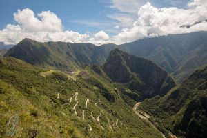 Diese Serpentinen führen hinauf nach Machu Picchu