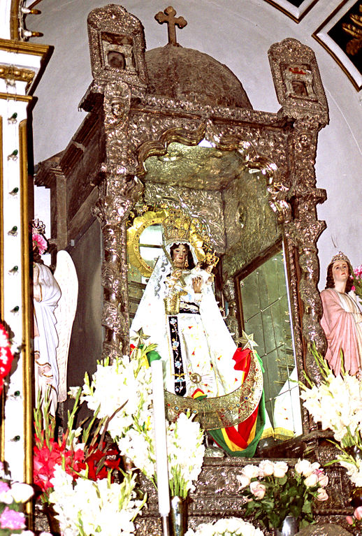 Foto von der Virgen von Wikipedia: Die Jungfrau von Copacabana, Foto (https://en.wikipedia.org/wiki/File:Flickr_-_archer10_(Dennis)_-_Bolivia-113.jpg) von archer10 (Dennis) (https://www.flickr.com/photos/22490717@N02/2218107224), Lizenz CC-BY-SA 2.0