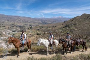 Colca-Panorama mit unseren Pferden, Mona auf Machi, Christian auf Dilirio