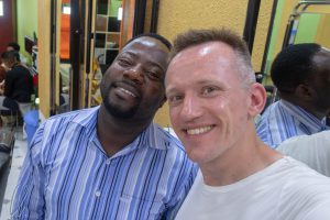 Selfie mit Friseur in Tansania. Der Haarschnitt war kurz und praktisch ;)