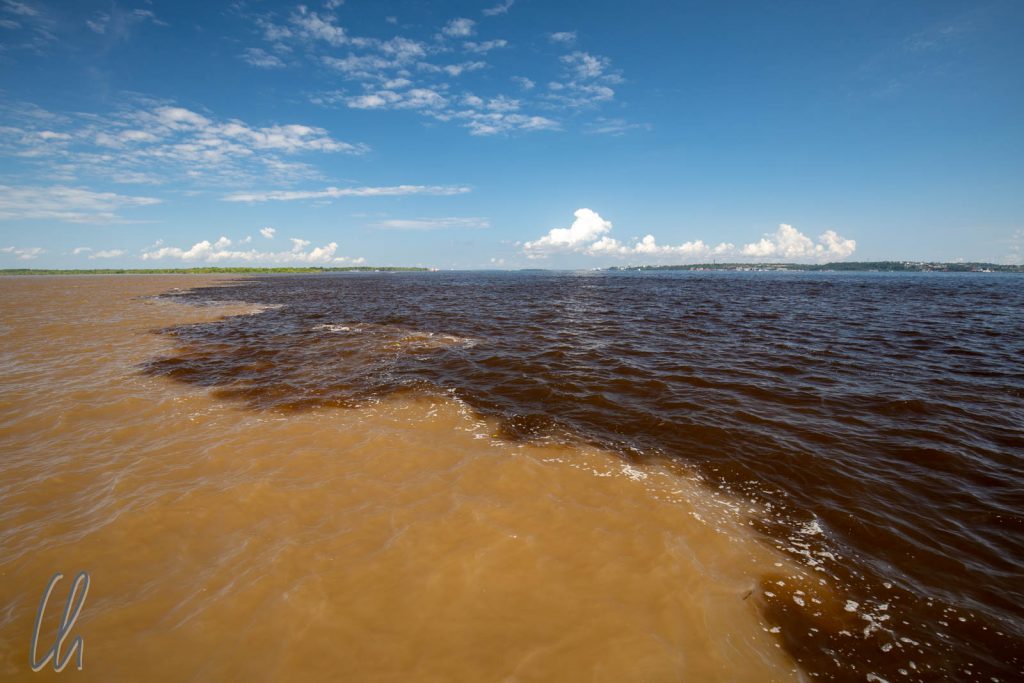 Meeting of the Waters: Links der Solimões, rechts der Rio Negro