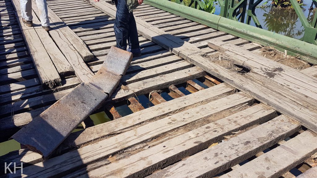 Viele Balken der abenteuerlichen Brücke sind lose, es quietscht und rumpelt. Zur Gewichtsreduzierung mussten wir aussteigen und zu Fuß gehen. 