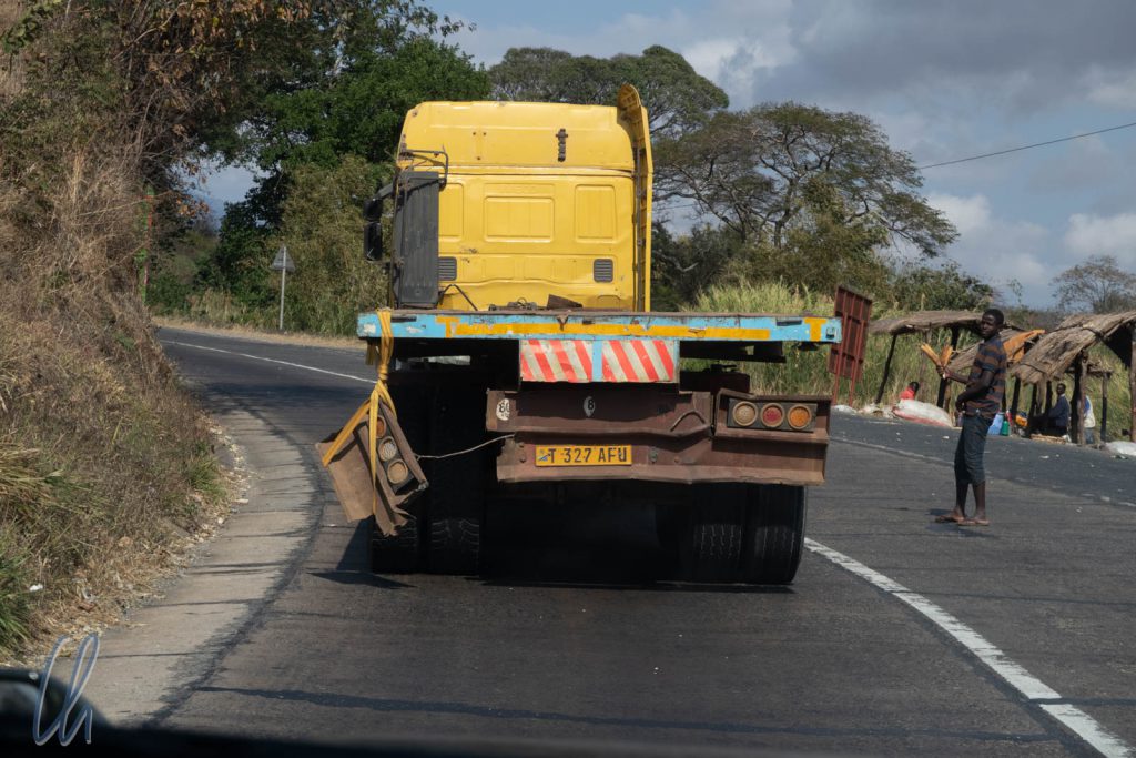 Die Straßen in Tansania waren deutlich besser, als dieses Prachtexemplar von LKW vermuten ließe.