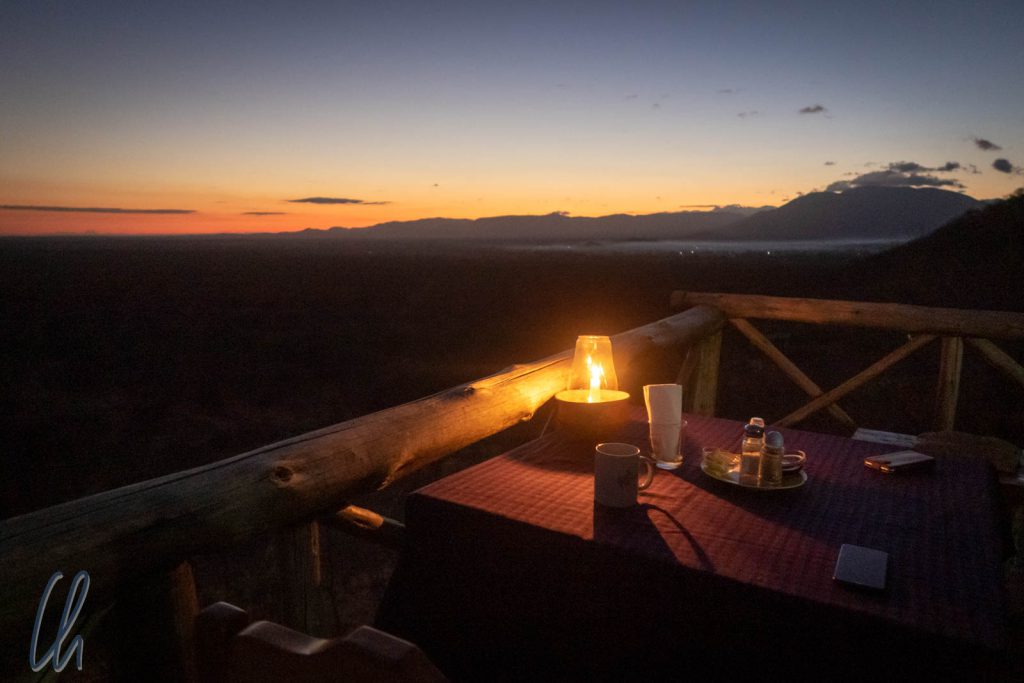 Candle-Light-Breakfast auf der Terrasse der Ruaha Hilltop Lodge