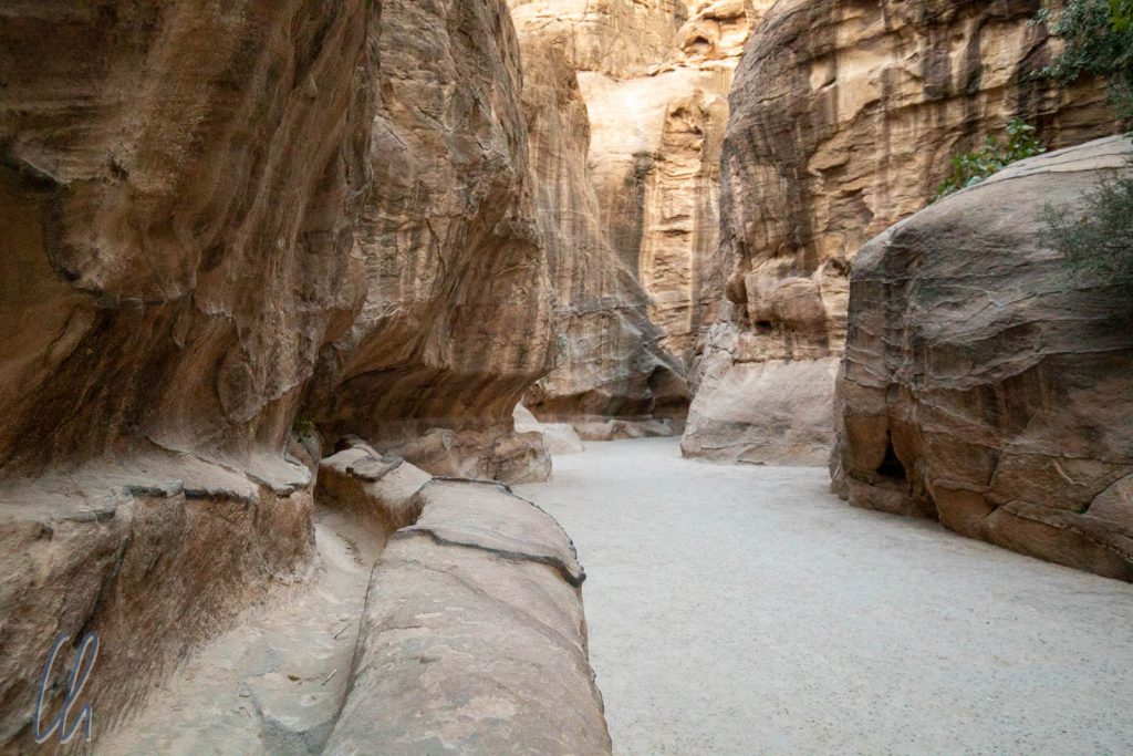 Wasser ist Leben, auch in Petra. Der Wasserkanal links im Bild ist Teil des ausgeklügelten Bewässerungssystems der Nabatäer.
