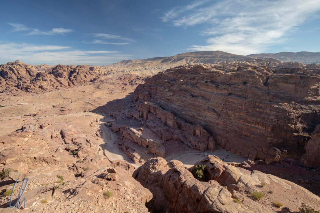Panoramablick auf einen Teil von Petra. Rechts geht es in den Siq zum "Schatzhaus". Die Königswand liegt noch im Schatten, links führt der Weg zur Säulenstraße.