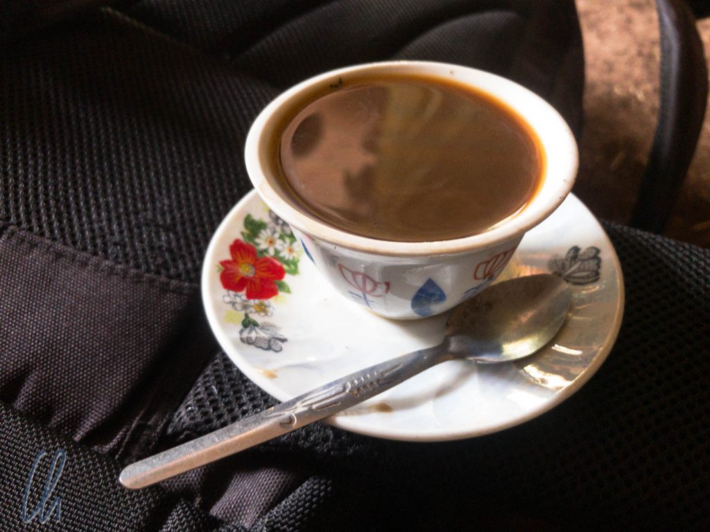 Eine Tasse traditionell zubereiteten äthiopischen Hochlandkaffees