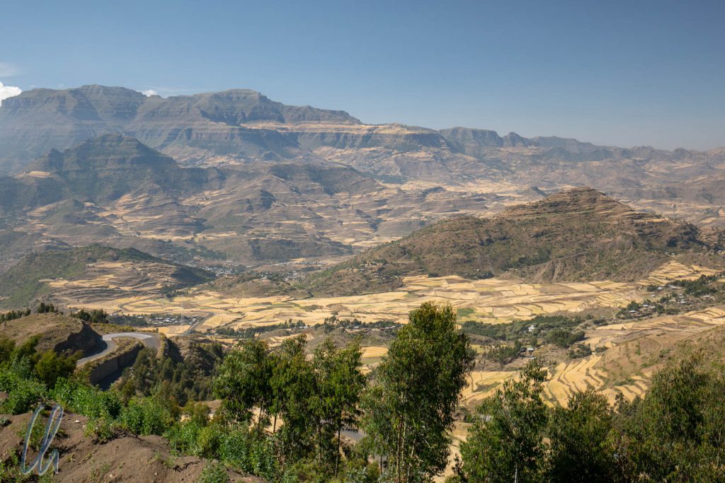 Terrassierte Felder im äthiopischen Hochland auf der Fahrt nach Lalibela