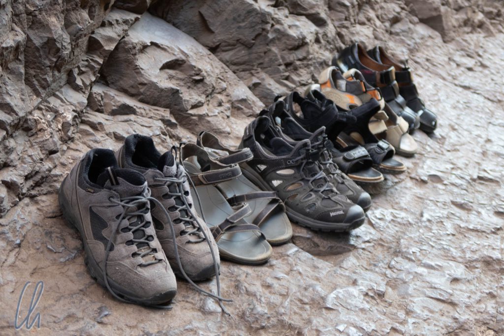 Vor dem Betreten einer Kirche werden in Äthiopien die Schuhe abgelegt.