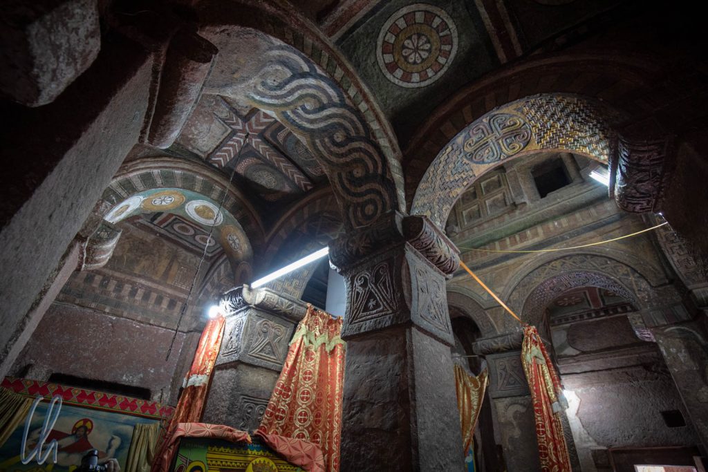 Die massiven Säulen in der Kirche Bet Maryam stehen relativ eng beieinander und sind kunstvoll verziert.