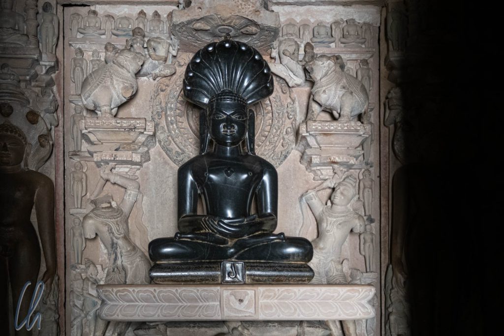 Die Tirthankara Statue im Parshvanath Temple von Khajuraho