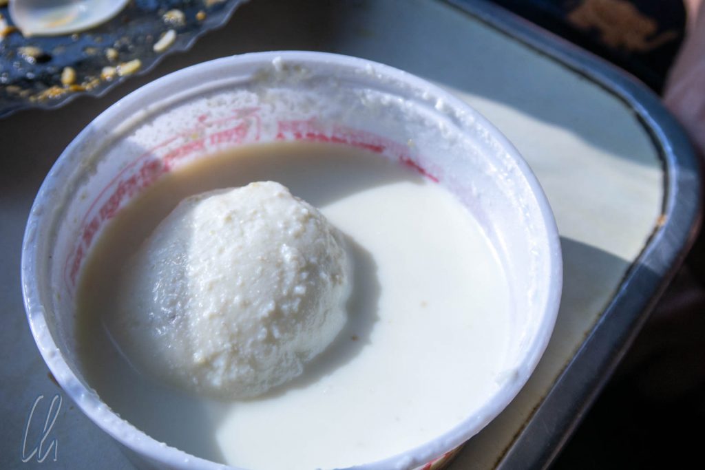 Ras Malai: eine indische Süßigkeit auf Milchbasis. Das Bällchen besteht aus einem lockeren Frischkäse, der mit Clotted Cream übergossen wird.