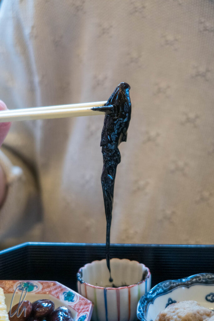 Interessant, aber nicht unser Favorit: Fermentierter Tintenfisch zum Frühstück in Kanazawa
